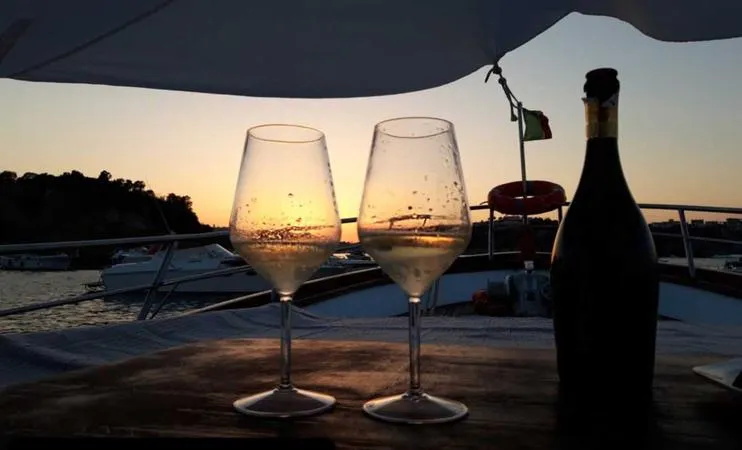 Aperitivo in barca al tramonto da Marina Villa Igiea