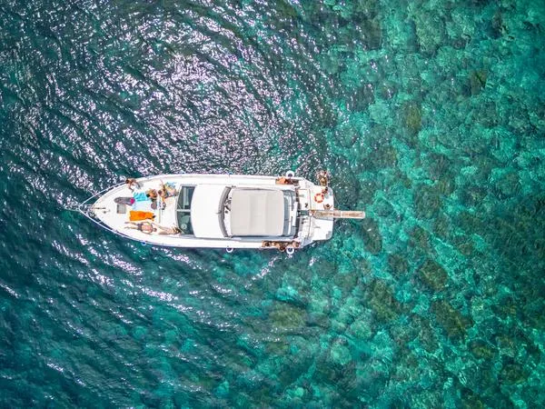 Gita in yacht di gruppo tra le cale di Pantelleria con pranzo a bordo