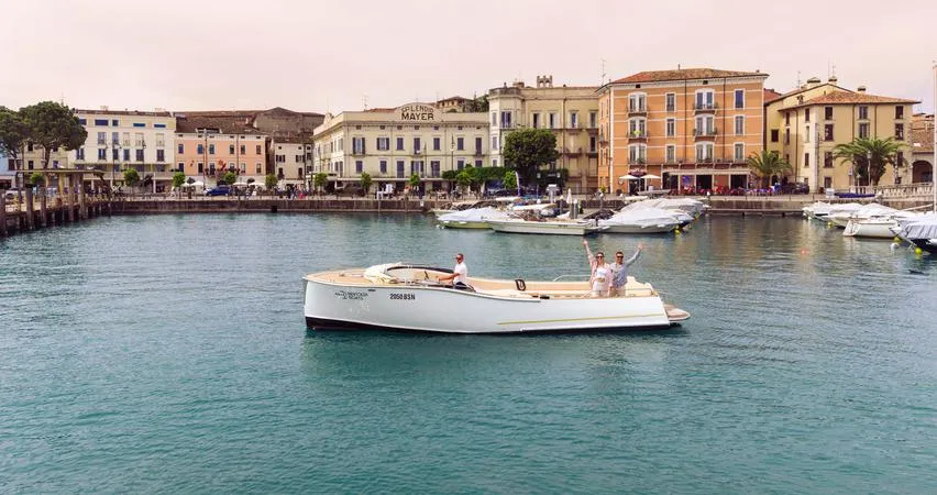 Tour in barca di 1 ora con partenza da Desenzano del Garda