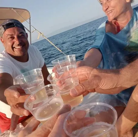 Aperitivo in barca al tramonto con avvistamento delfini da Letojanni