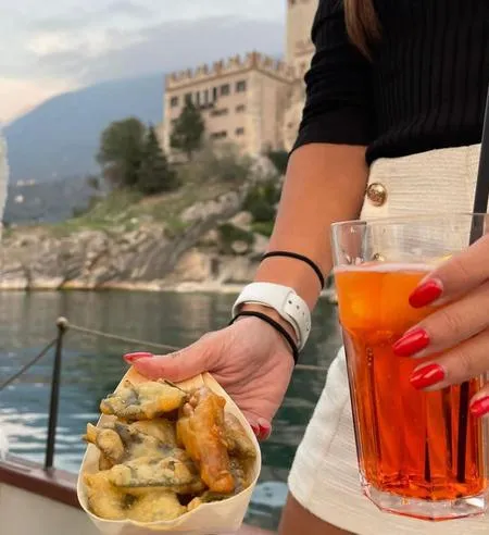 Gita in veliero al tramonto sul Lago di Garda da Malcesine