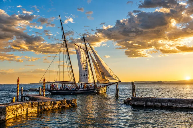 Gita in veliero al tramonto sul Lago di Garda da Malcesine