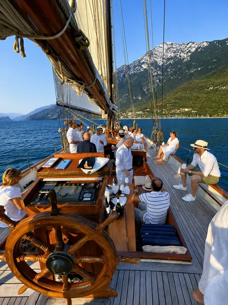 Gita in veliero al tramonto sul Lago di Garda da Malcesine