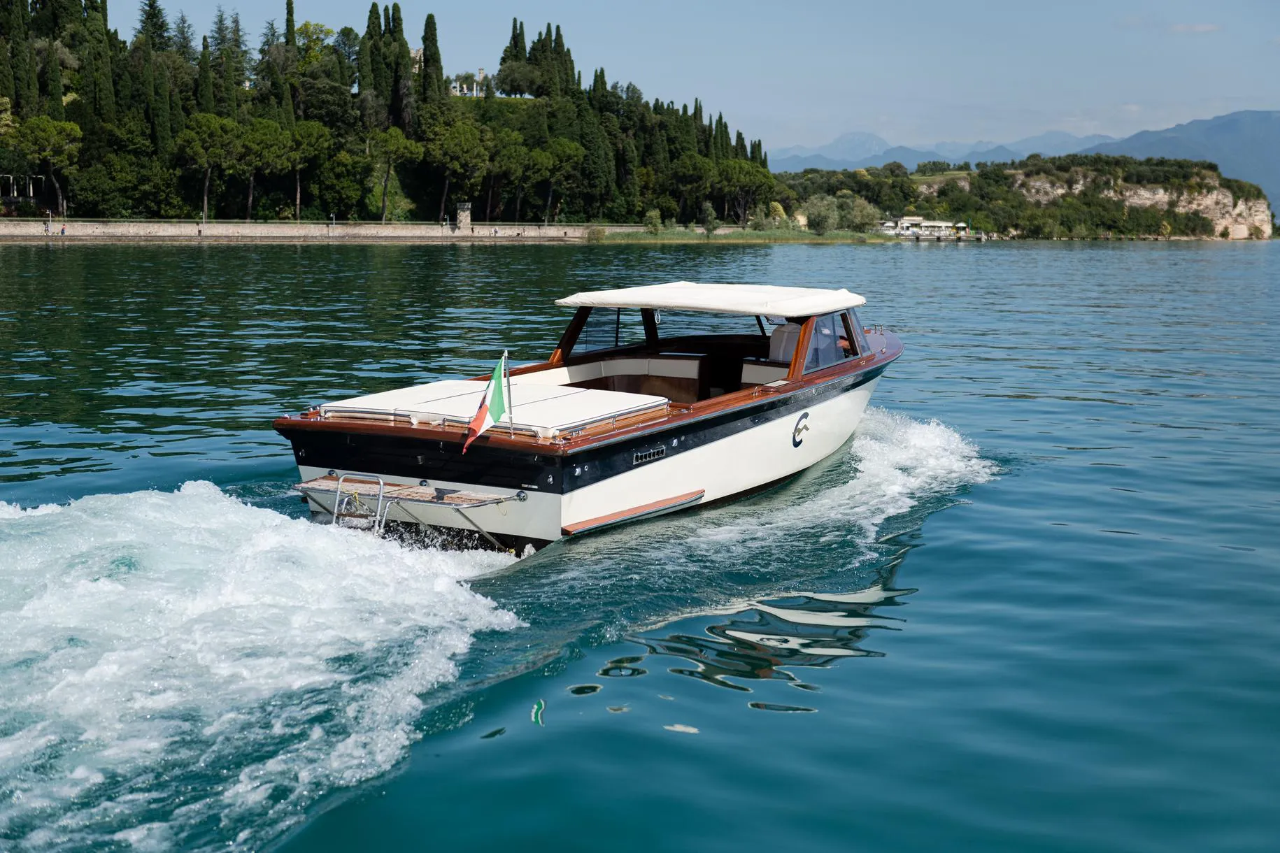 Private motorboat tour to Garda Island from Gardone