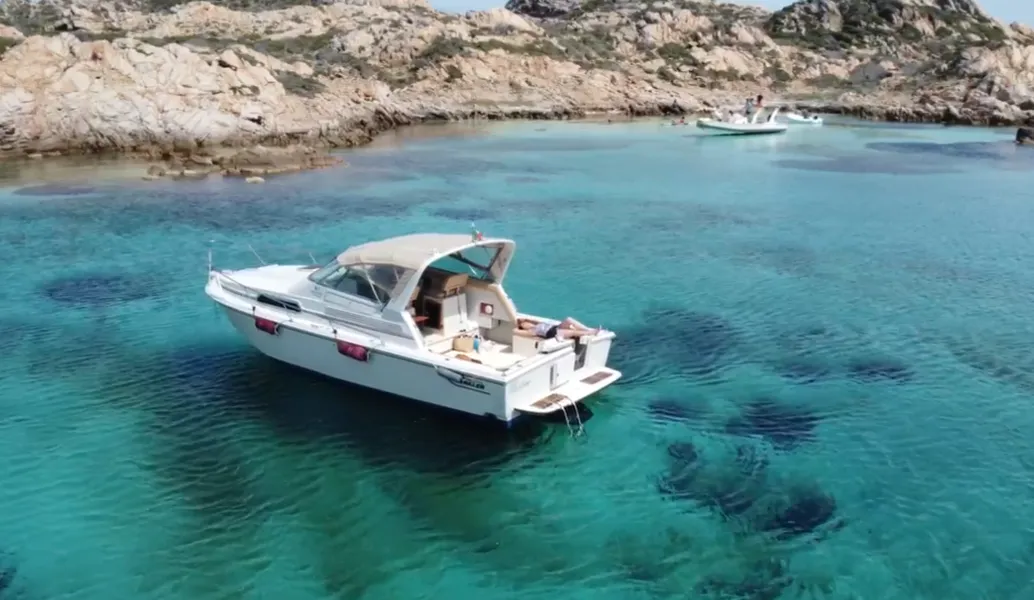 Escursione in barca giornaliera con pranzo a bordo alle isole di La Maddalena e Spargi