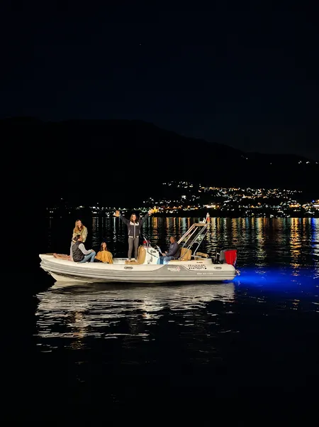 Tour notturno in gommone sul Lago di Como con skipper