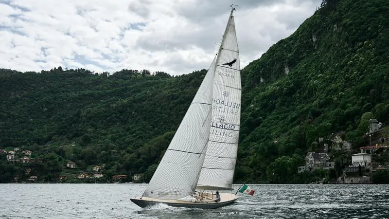 Tour privato in barca a vela Eagle 44 sul lago di Como con aperitivo