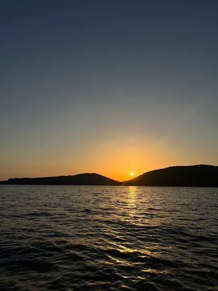 Tour privato in gommone con aperitivo al tramonto