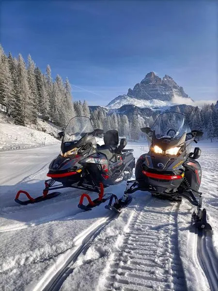 Safari in motoslitta e pranzo in baita nel Parco Naturale delle Tre Cime