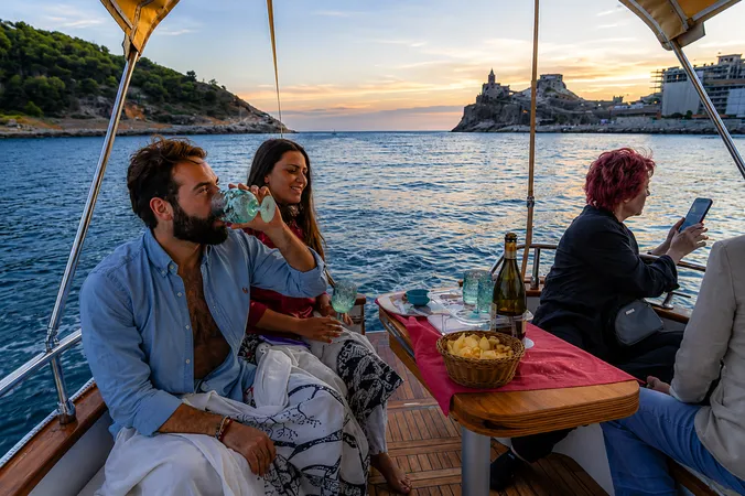 Tour aperitivo e cena in barca al tramonto da La Spezia al Golfo dei Poeti
