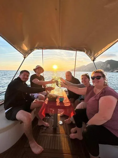 Tour Aperitivo e Cena in Barca al Tramonto