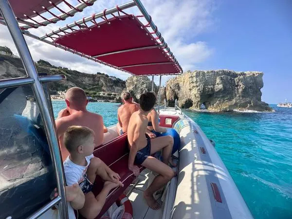 Giro in barca lungo la Costa degli Dei da Tropea