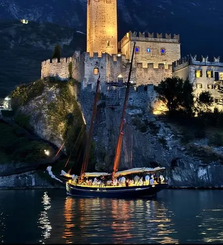 Mincrociera serale sul Lago di Garda con spettacolo pirotecnico