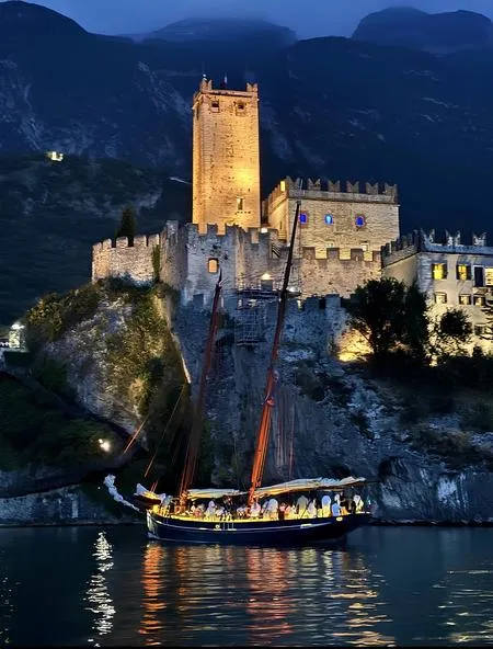 Mincrociera serale sul Lago di Garda con spettacolo pirotecnico