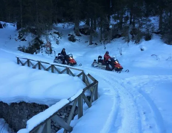 Escursione in motoslitta nelle Dolomiti ad Alleghe