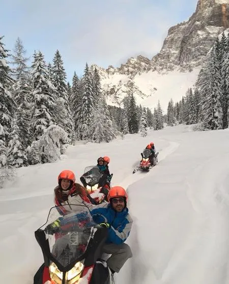 Escursione in motoslitta nelle Dolomiti ad Alleghe