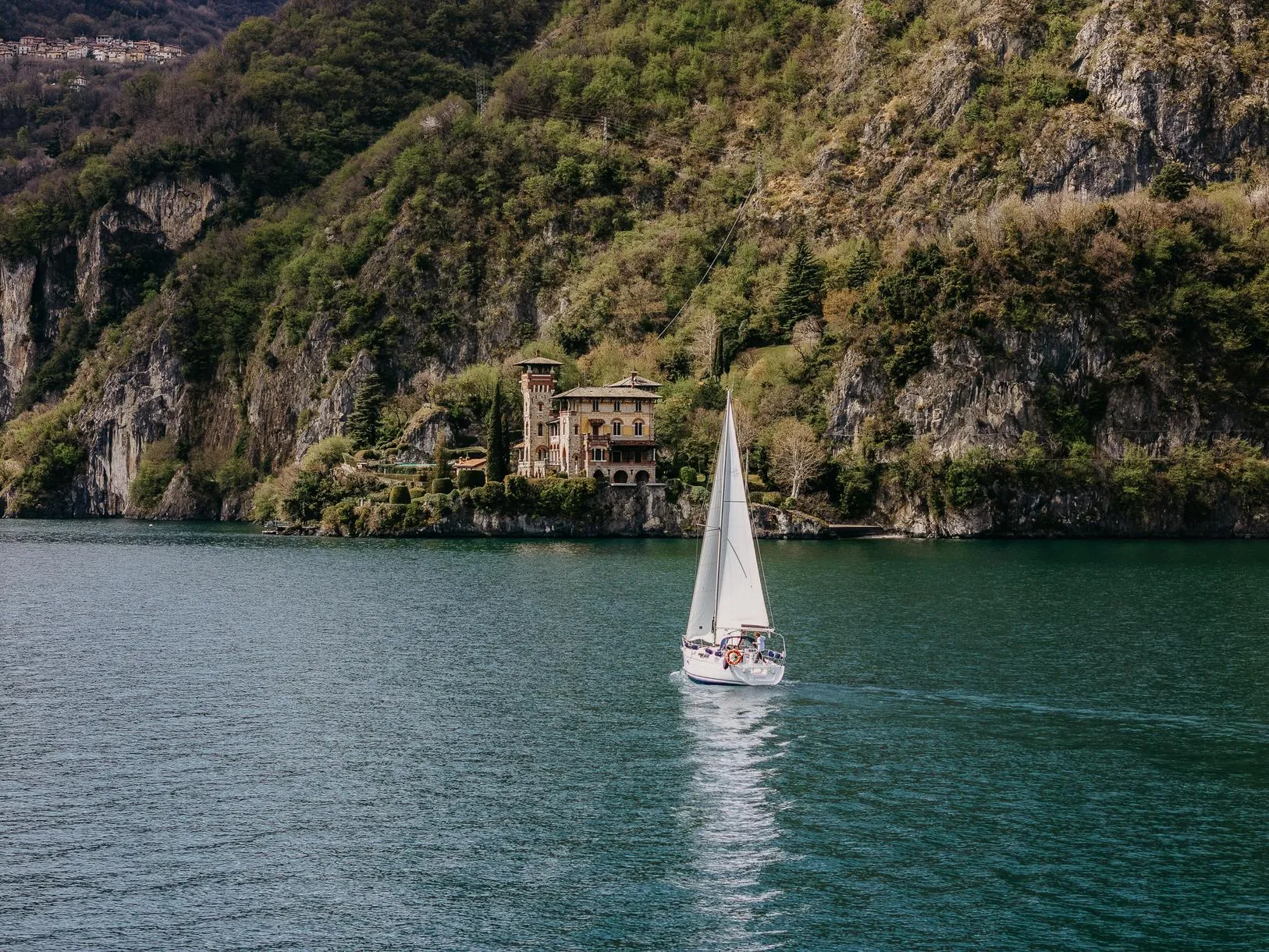 Giro in barca a vela del Lago di Como da Bellagio