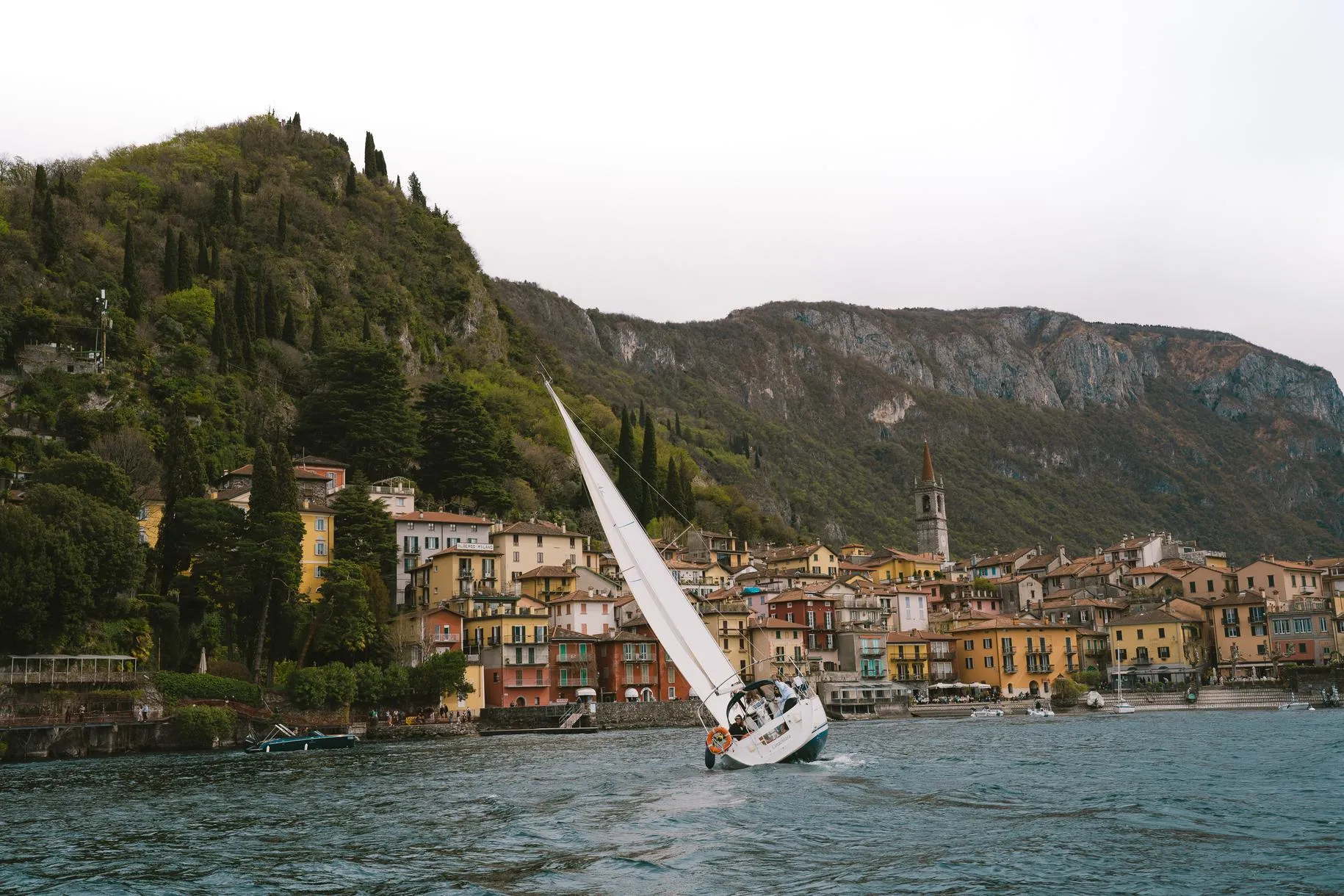 Giro in barca a vela del Lago di Como da Bellagio