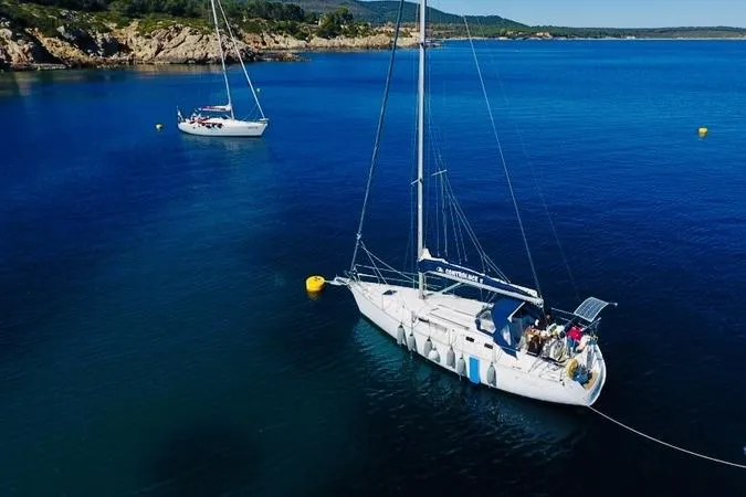 Escursione giornaliera in barca a vela da Alghero con pranzo