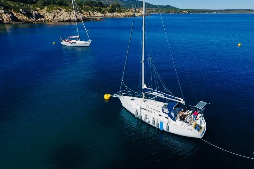 Escursione giornaliera in barca a vela da Alghero con pranzo