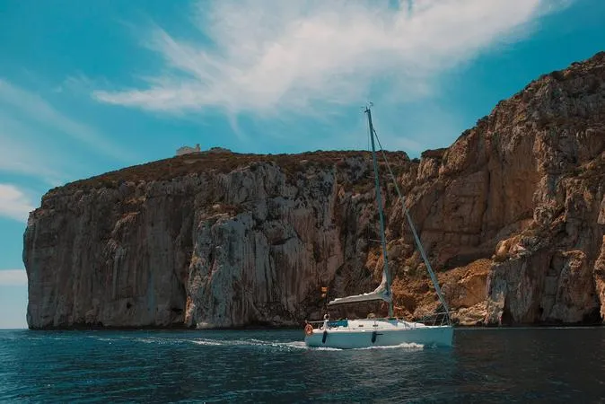 Giro in barca a vela al tramonto con aperitivo ad Alghero
