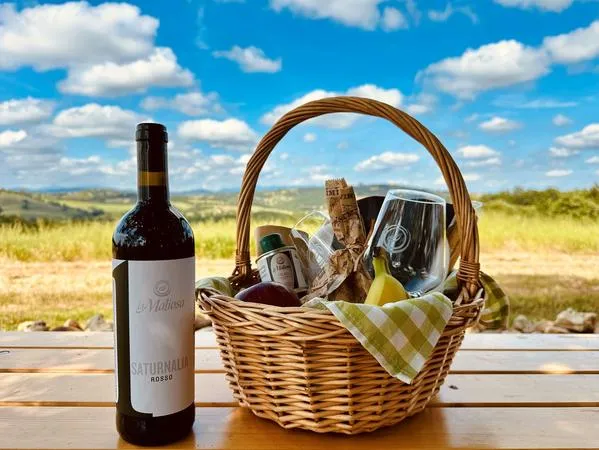 Picnic con prodotti locali tra le colline della Maremma a Saturnia