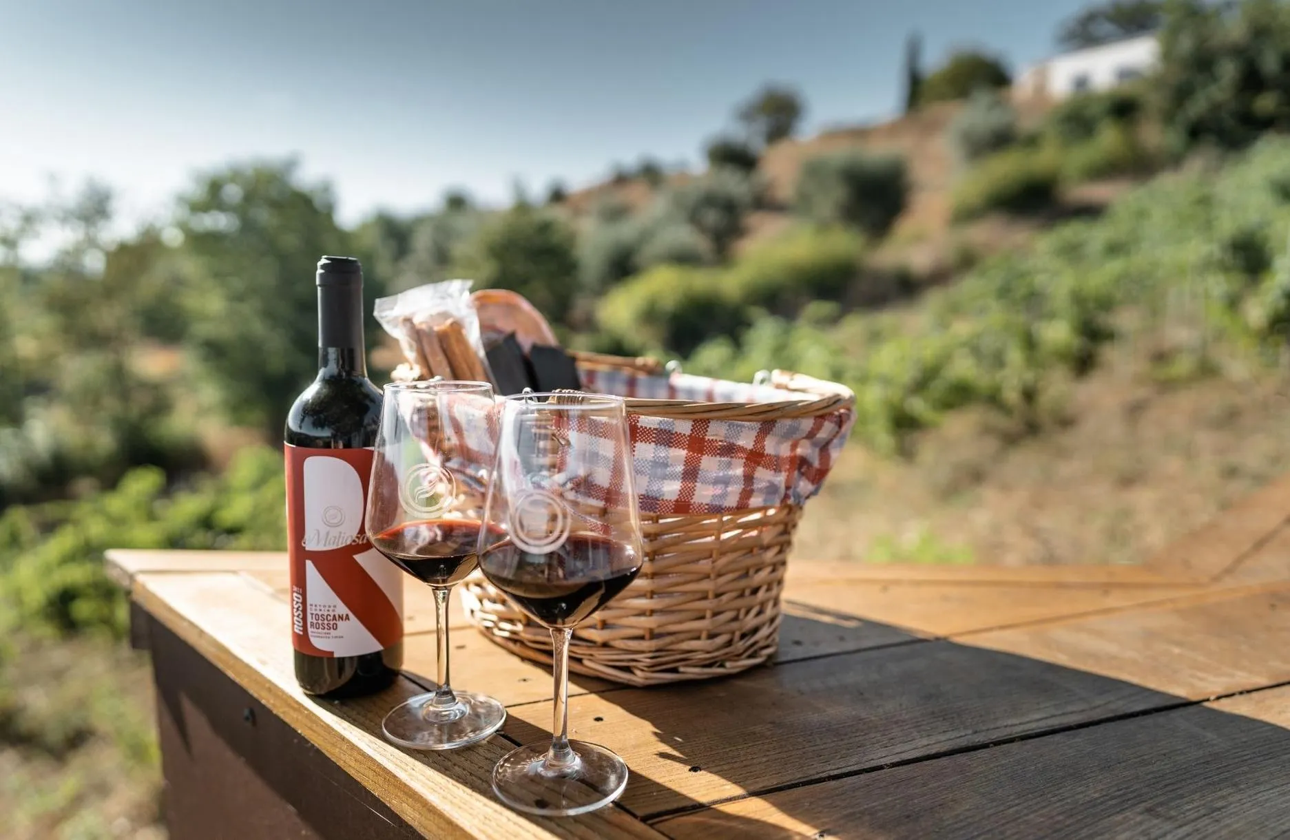 Picnic con prodotti locali tra le colline della Maremma a Saturnia