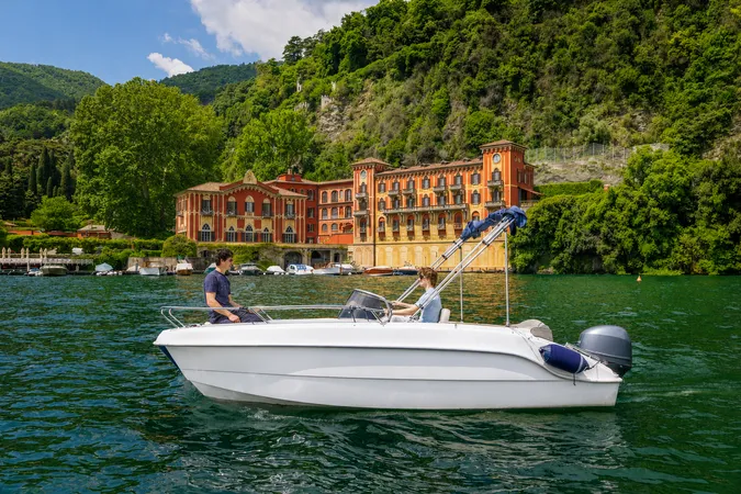 Noleggio barca senza patente nautica da Como