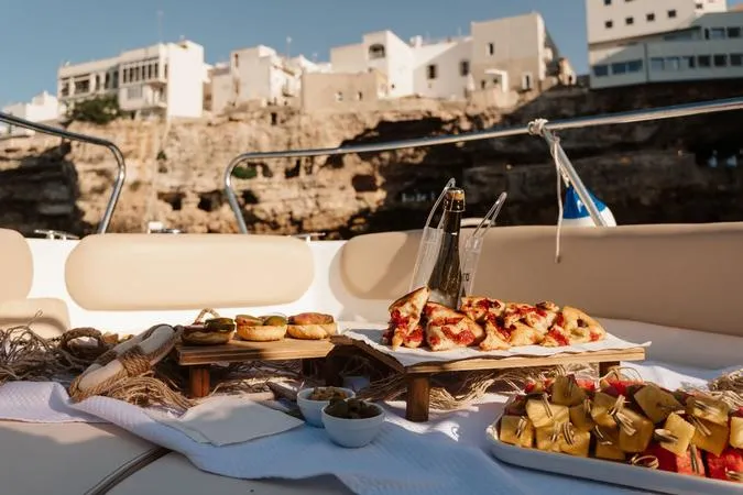 Tour in barca da Monopoli alle grotte di Polignano a mare con aperitivo