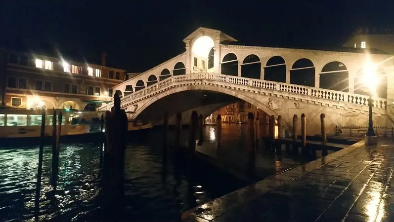 Tour in barca serale tra i canali di Venezia