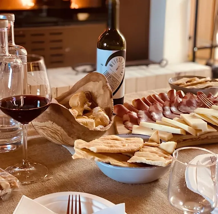 Tour in e-bike con picnic e degustazione vini nella Maremma a Saturnia