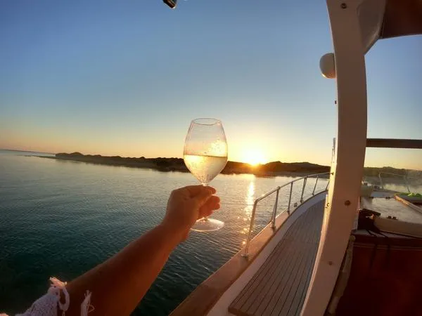 Escursione in barca al tramonto con aperitivo