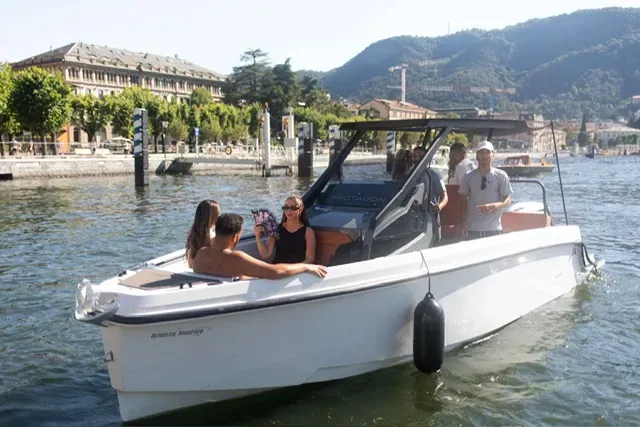 Tour di gruppo di 1 ora in barca a bordo di Protagon 25