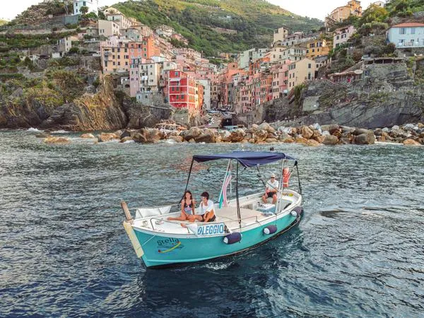 Tour in barca condiviso alle Cinque Terre da Riomaggiore