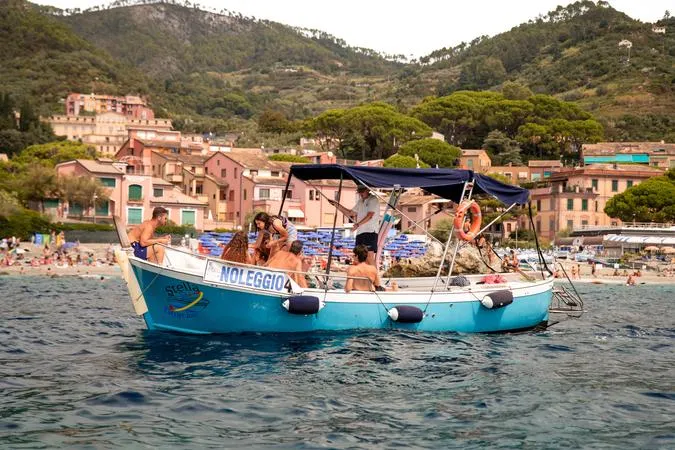 Tour in barca in esclusiva alle Cinque Terre da Riomaggiore