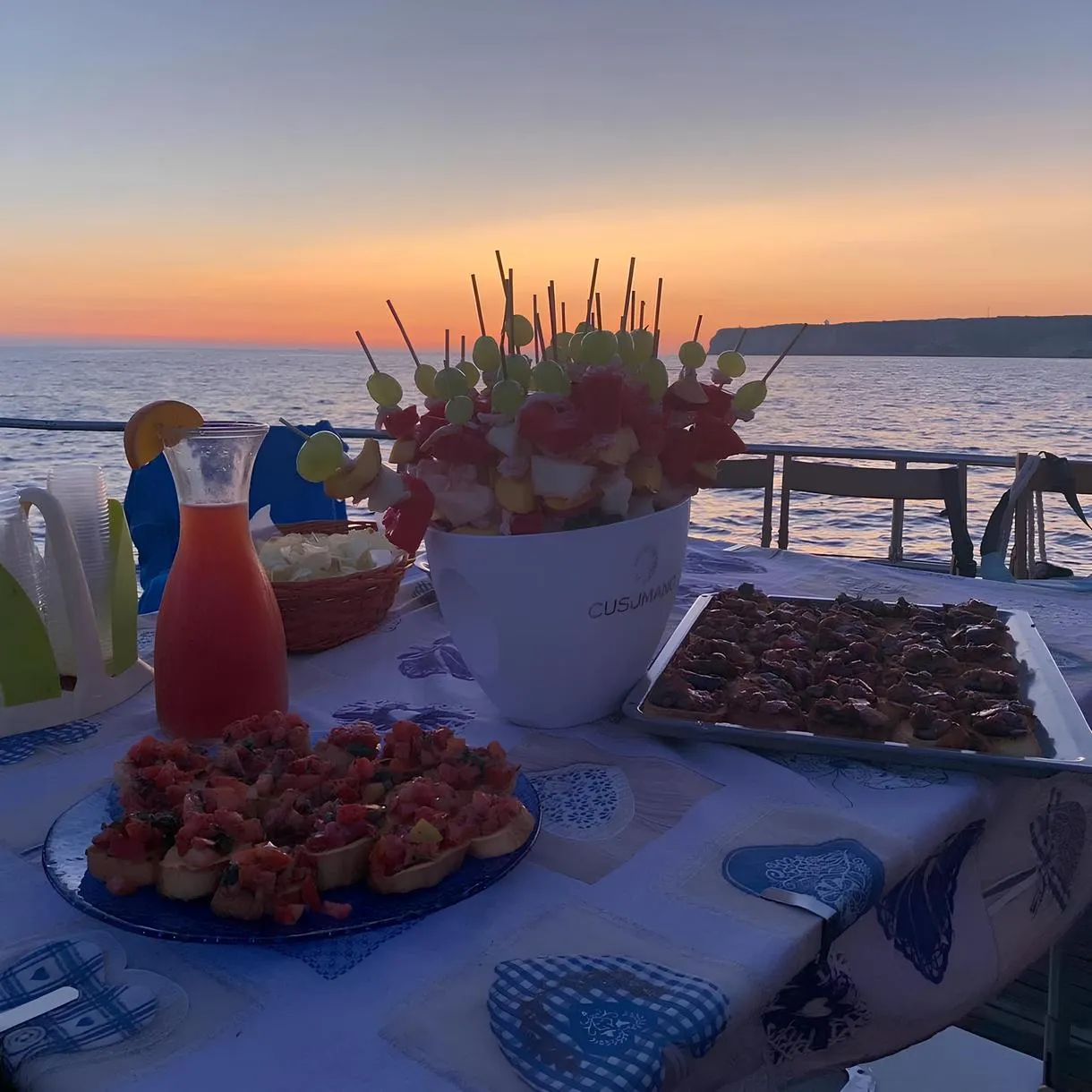 Tramonto in barca a Lampedusa con apericena e avvistamento delfini