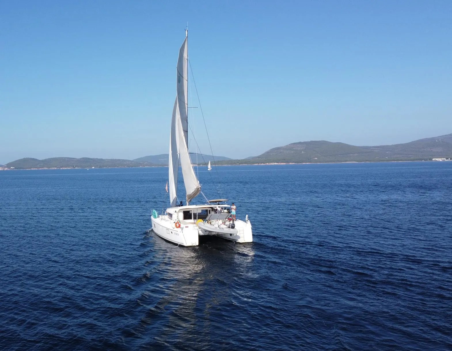 Escursione giornaliera in catamarano da Alghero con pranzo a bordo e soste bagno