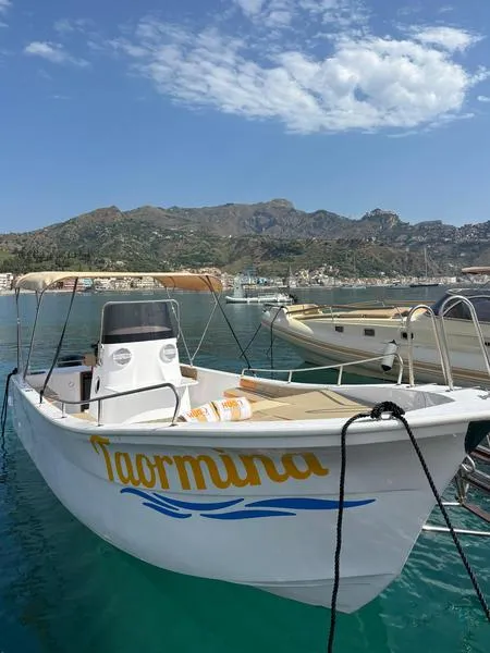 Escursione in barca da Isola Bella lungo la Costa di Taormina