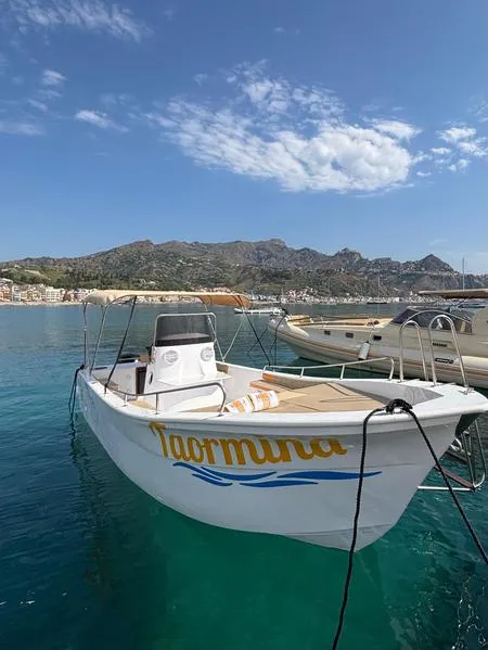 Escursione in barca dai Giardini Naxos lungo la costa di Taormina