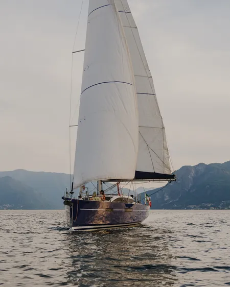 Tour in barca a vela di mezza giornata sul Lago di Como con aperitivo