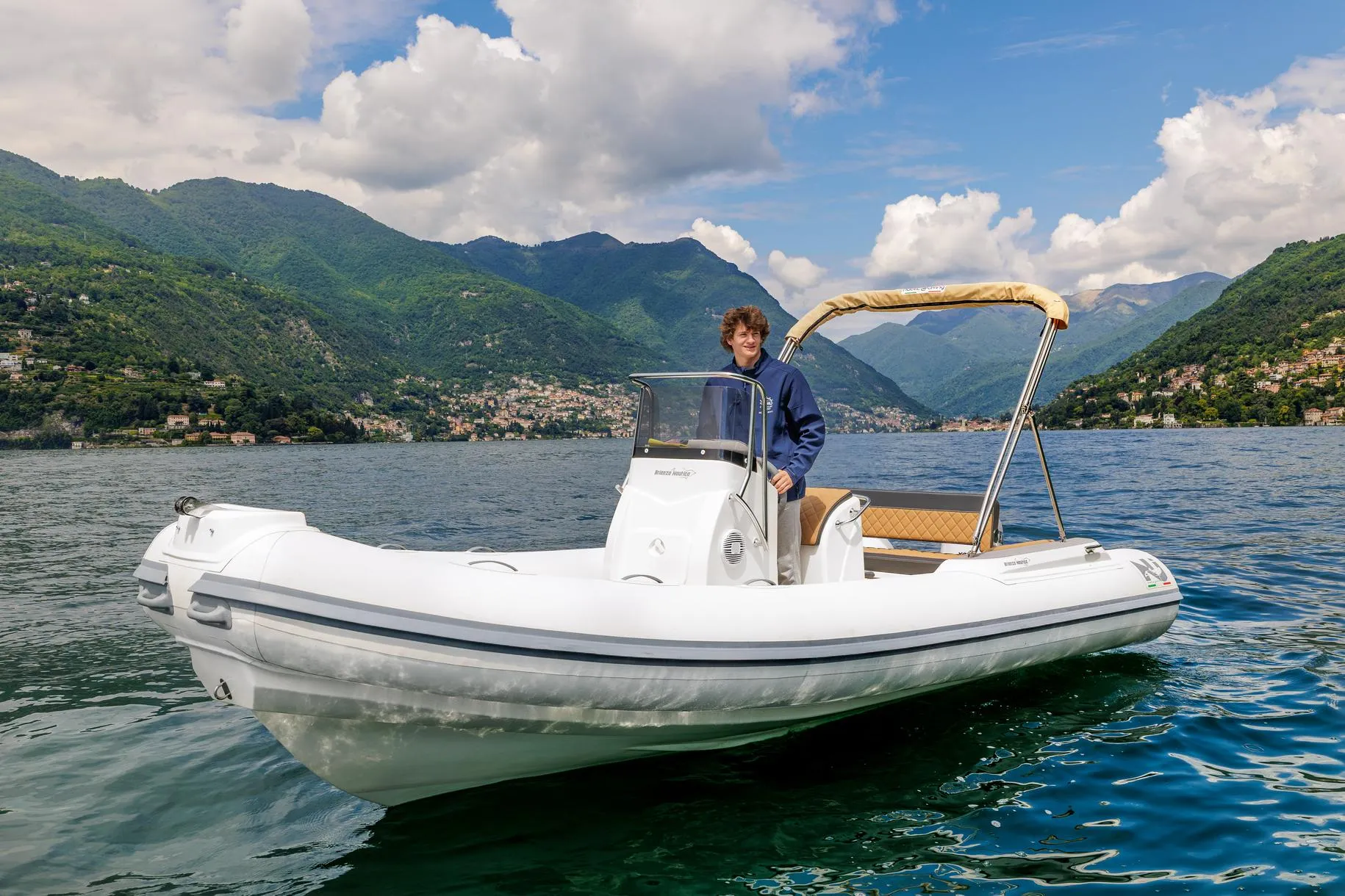 Noleggio gommone senza patente nautica da Como
