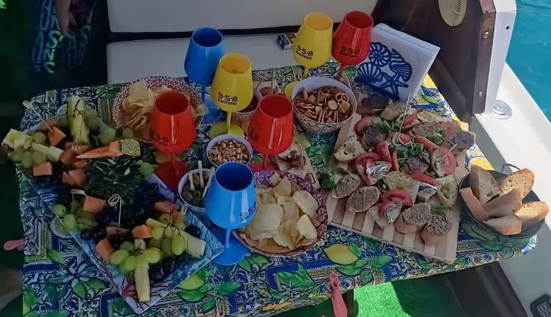 Escursione in barca a Cefalù con snorkeling e aperitivo a bordo