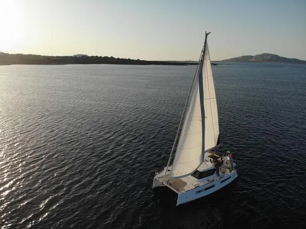Gita privata in catamarano al tramonto con aperitivo da Stintino