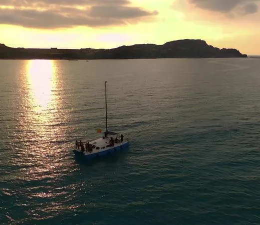 Escursione al tramonto in catamarano con aperitivo da Stintino