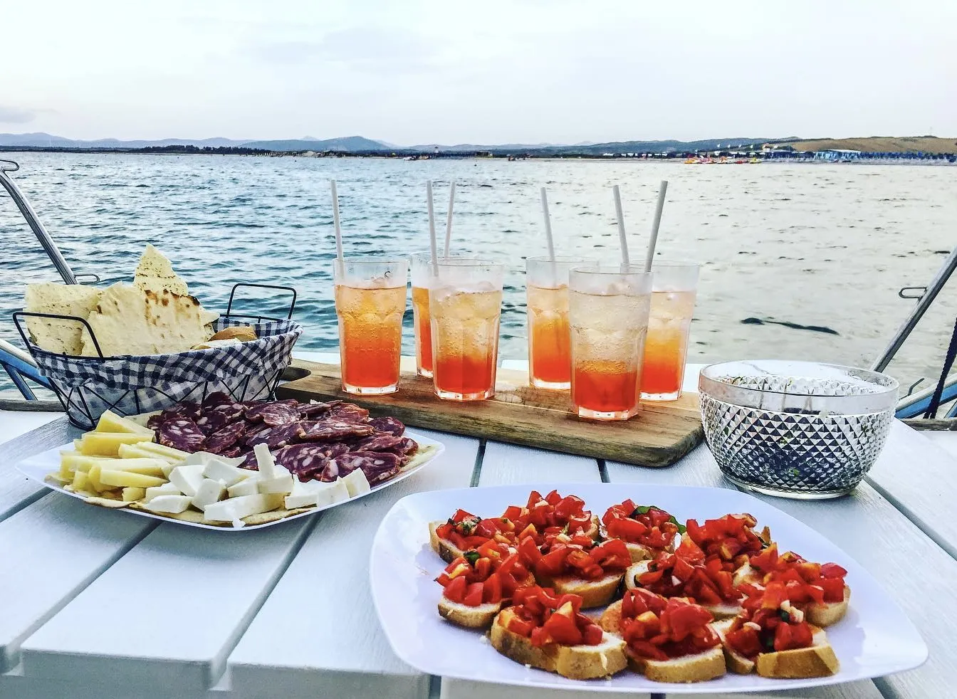 Escursione al tramonto in catamarano con aperitivo da Stintino
