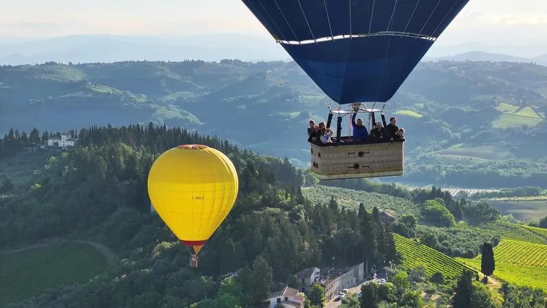 Giro in mongolfiera sulle colline della Val d'Orcia