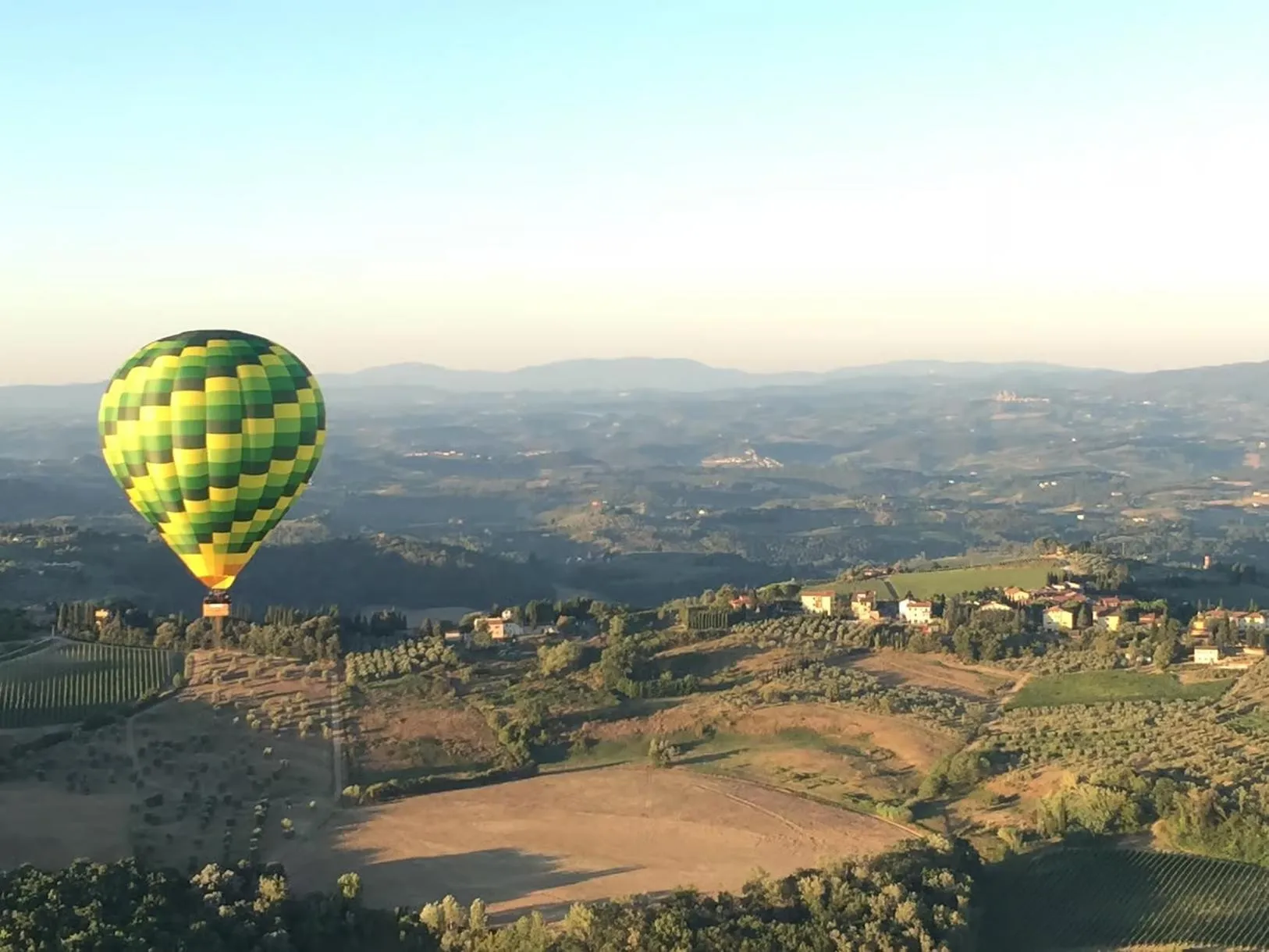 Giro in mongolfiera sulle colline della Val d'Orcia