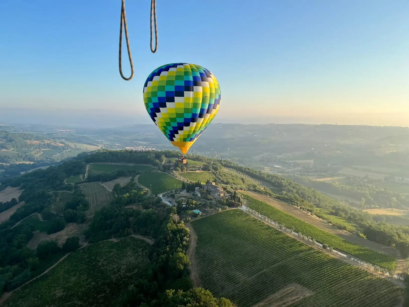 Giro in mongolfiera sulle colline della Val d'Orcia