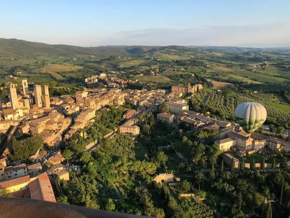 Giro in mongolfiera sui vigneti del Chianti e San Gimignano