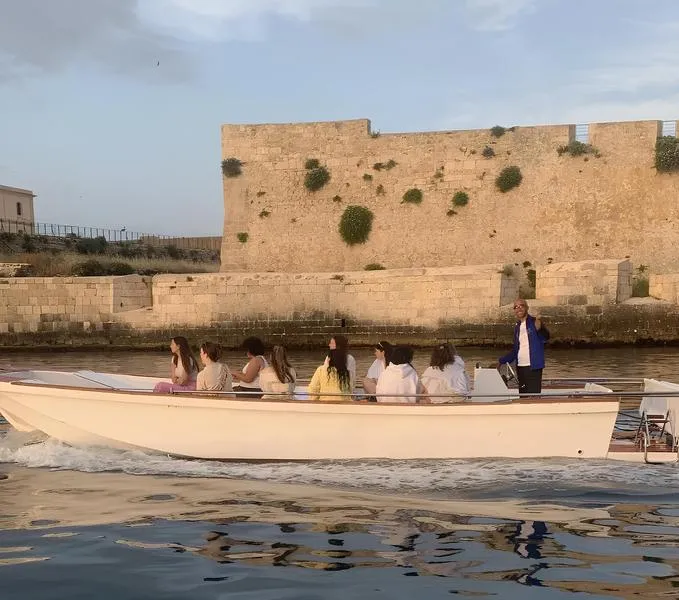 Escursione in barca di gruppo alla riserva naturale del Plemmirio Pillirina con snorkeling